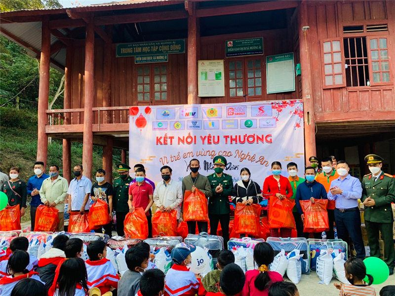 トゥアン・ファットはNGHE AN 省の首班と『NGHE AN 省の高地の子どもたちに愛する心をつなぎ』のボランティア活動を行いました。